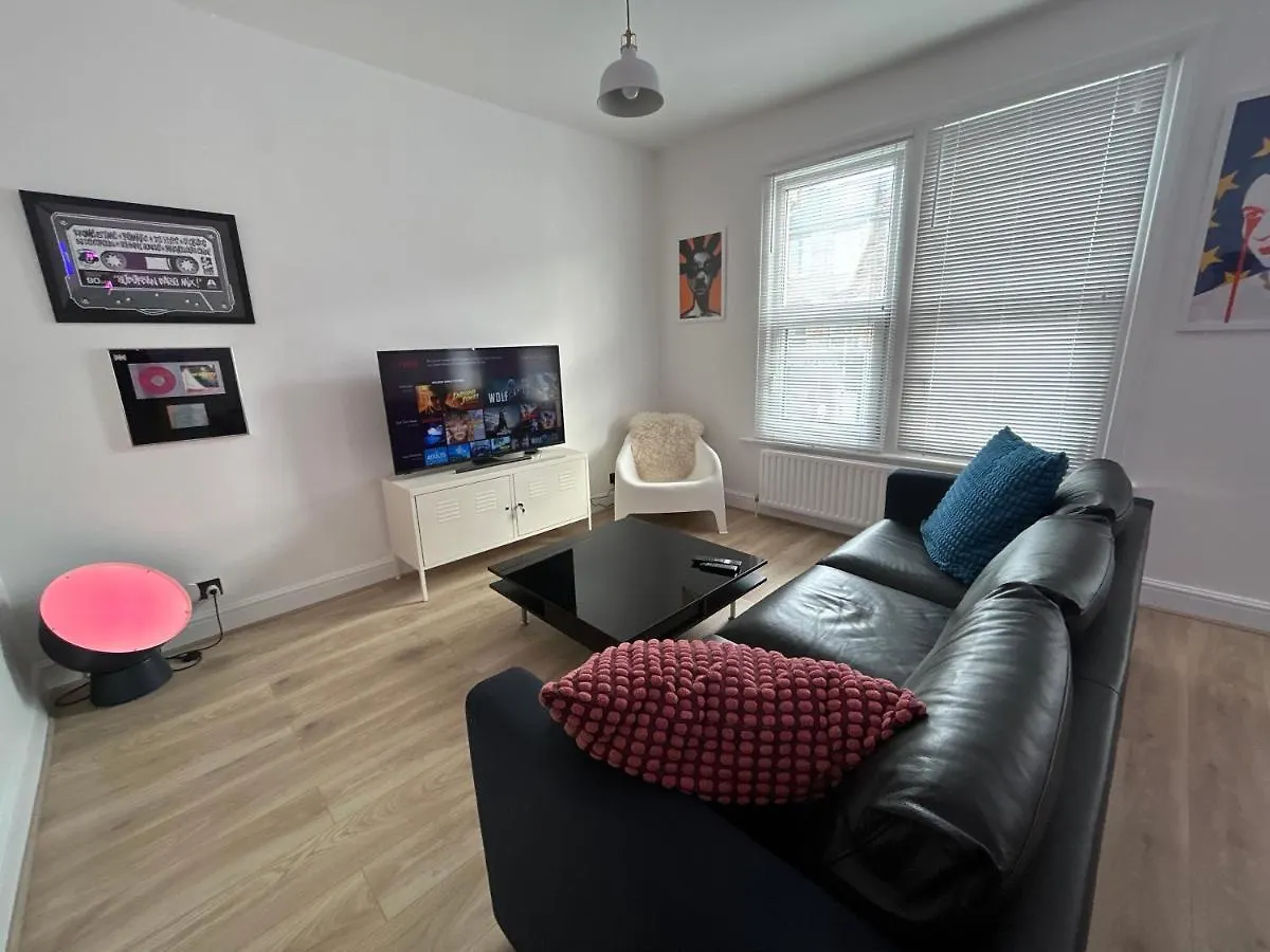 London Flat Next To Central Line Underground Station Apartment