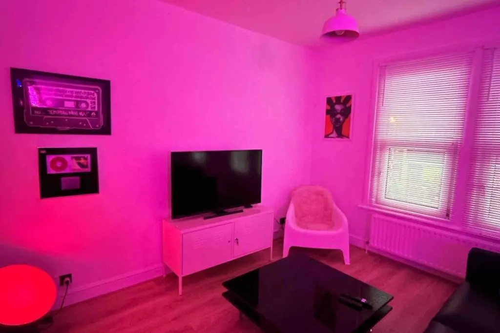 London Flat Next To Central Line Underground Station Apartment