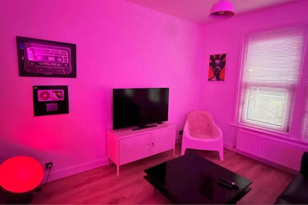 London Flat Next To Central Line Underground Station Apartment 0*,