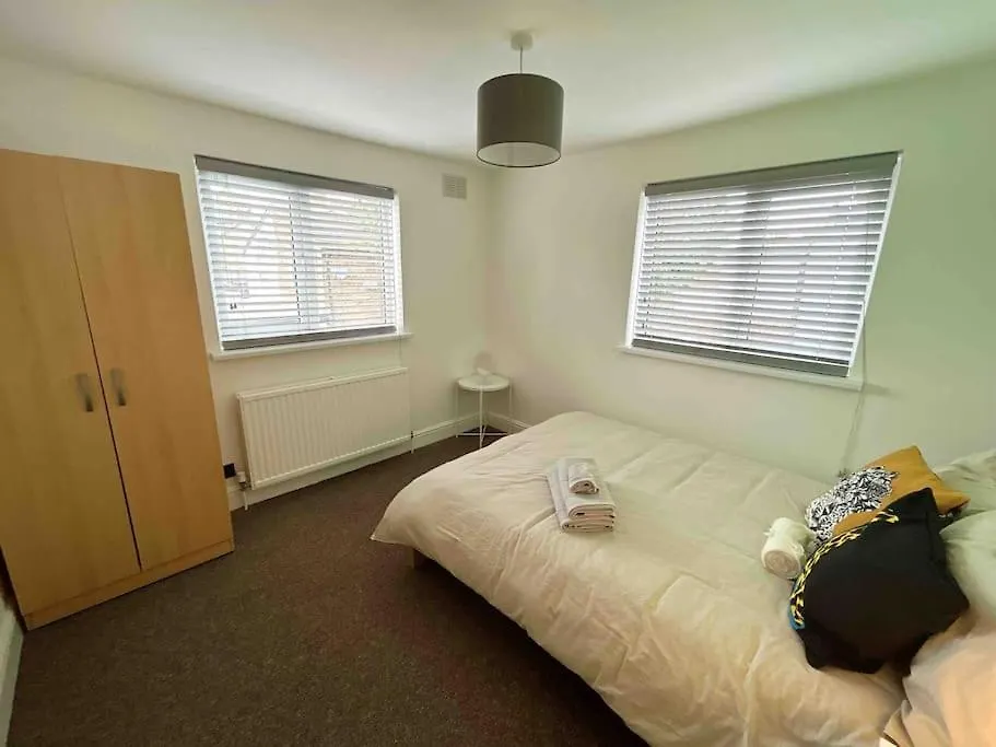 London Flat Next To Central Line Underground Station Apartment