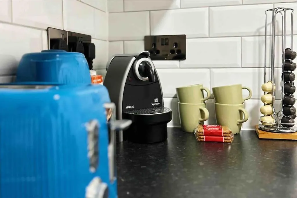 London Flat Next To Central Line Underground Station Apartment