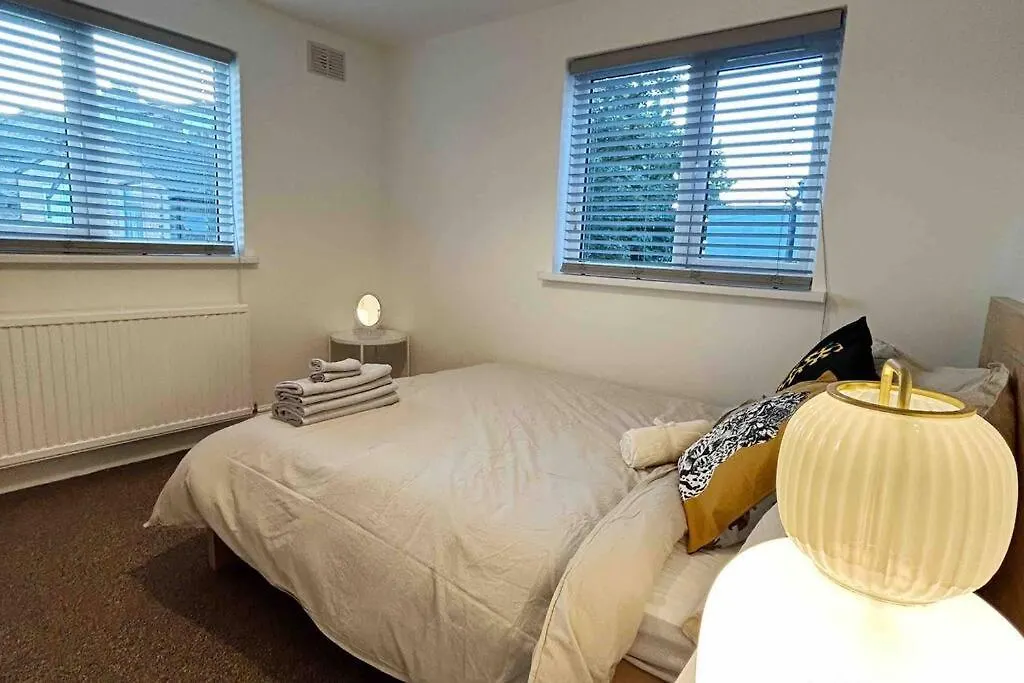 London Flat Next To Central Line Underground Station Apartment 0*,