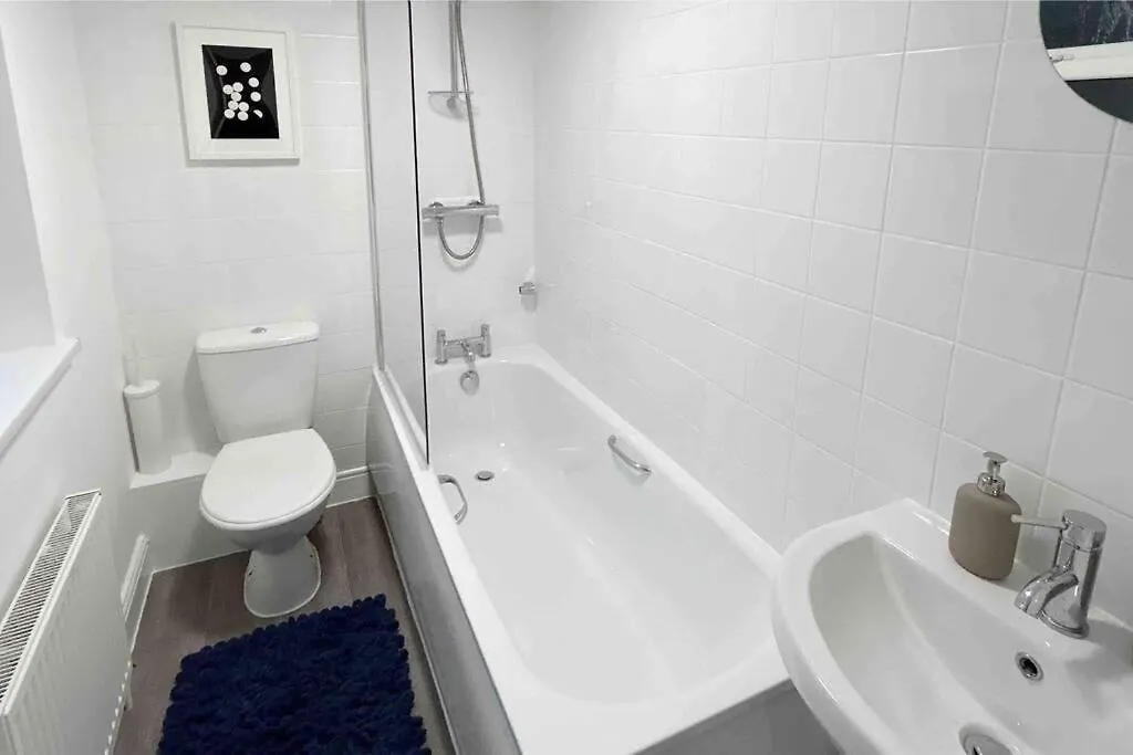London Flat Next To Central Line Underground Station Apartment 0*,