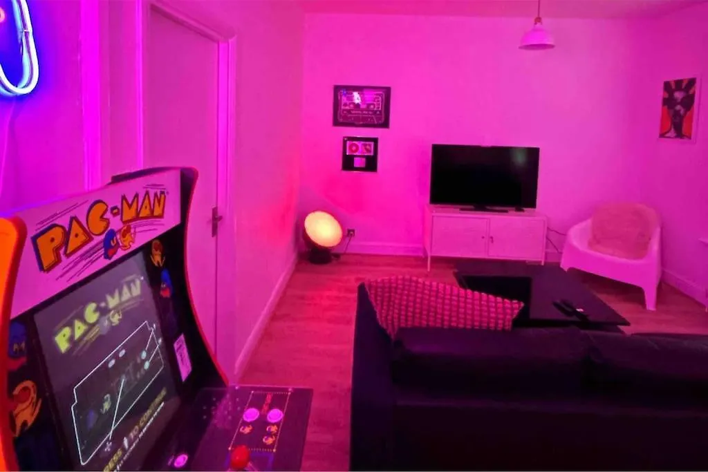 London Flat Next To Central Line Underground Station Apartment 0*,  United Kingdom