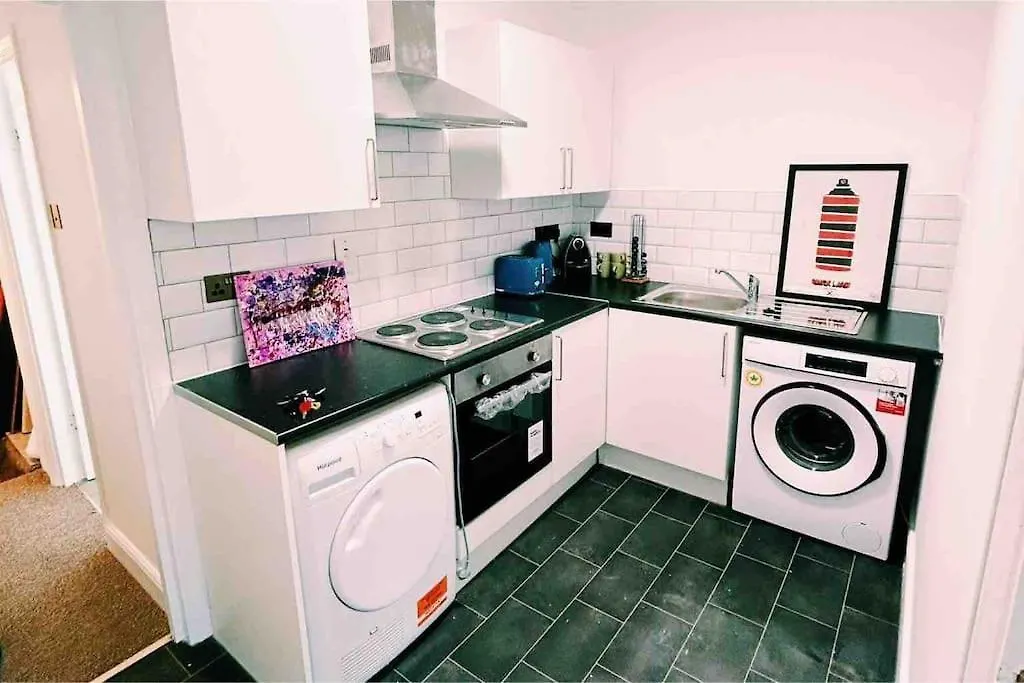 London Flat Next To Central Line Underground Station Apartment